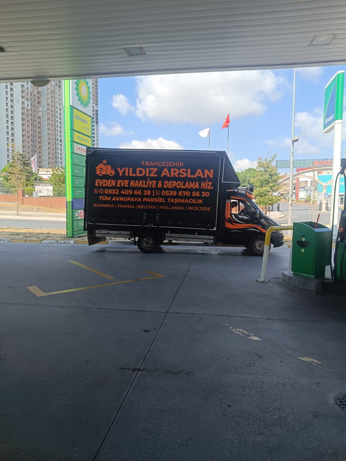 Yıldız Arslan Background